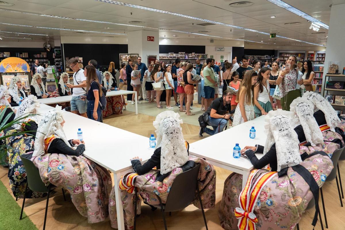 La Bellea del Foc y sus damas de honor firman los primeros ejemplares del "Festa de Fogueres"