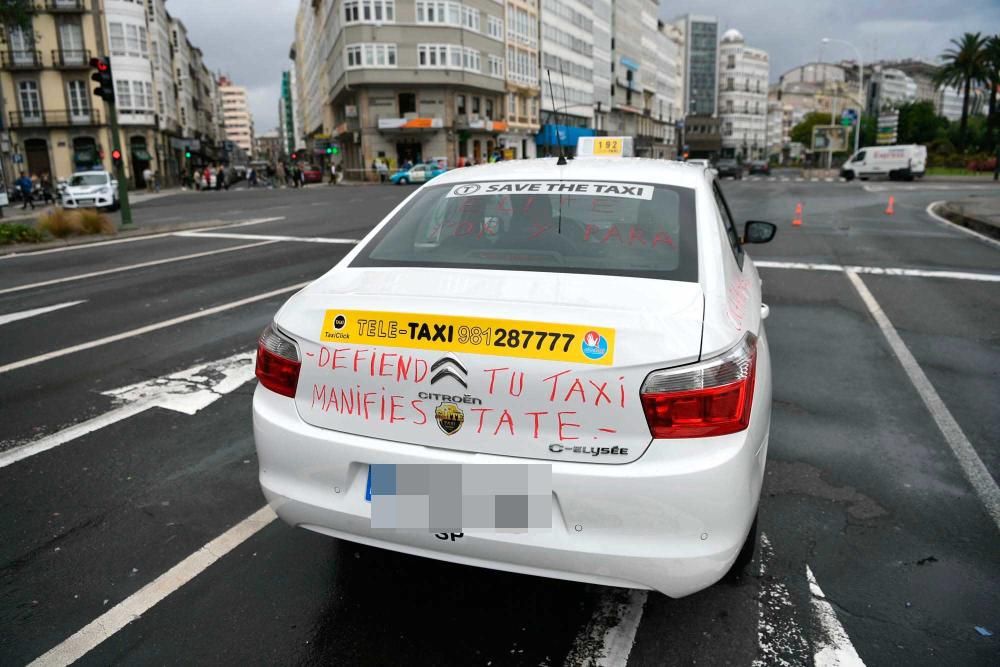 Protesta de taxistas coruñeses contra Uber y Cabify