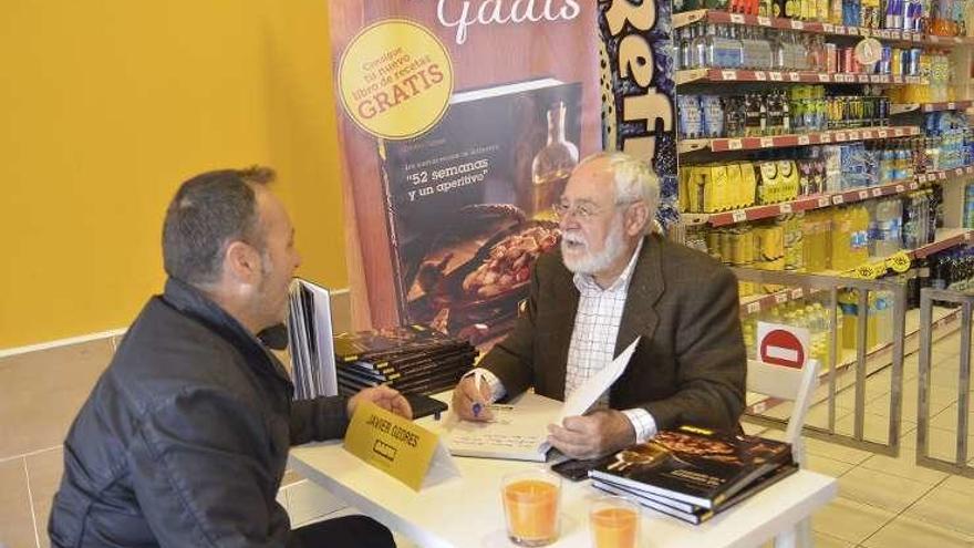 El escritor Javier Ozores, ayer, durante la firma de libros.