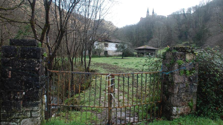 Abandono y dejadez a la entrada de Covadonga: la casona de Les Llanes, en ruinas