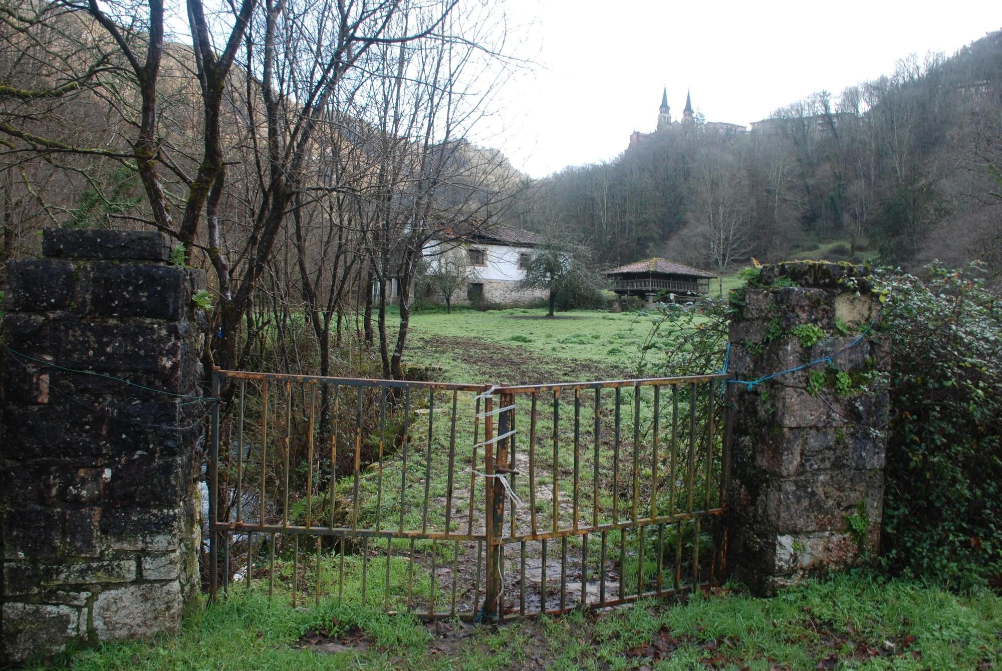 Abandono y dejadez en Covadonga: La casona de Les Llanes, en ruinas
