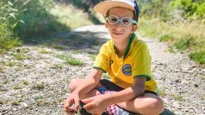 El pequeño Luca, de diez años y medio, con la camiseta de Brasil y unos divertidos calcetines de estilo croata