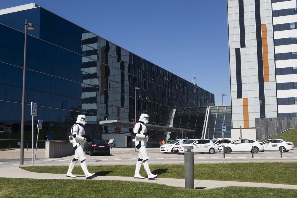 Miembros de la 'Legión 501' de Star Wars en Asturias, en el HUCA