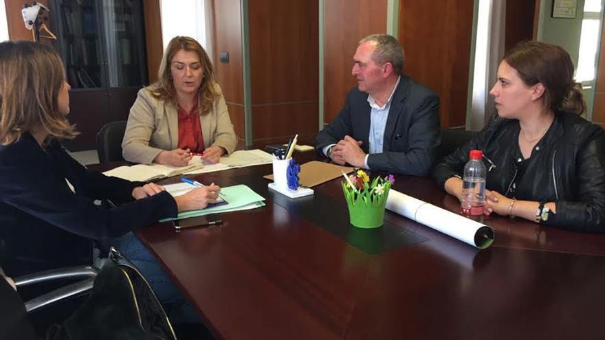 Reunión entre los responsables municipales y la delegada de Salud.