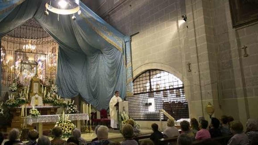 Instante de la ceremonia oficiada en el interior del templo.