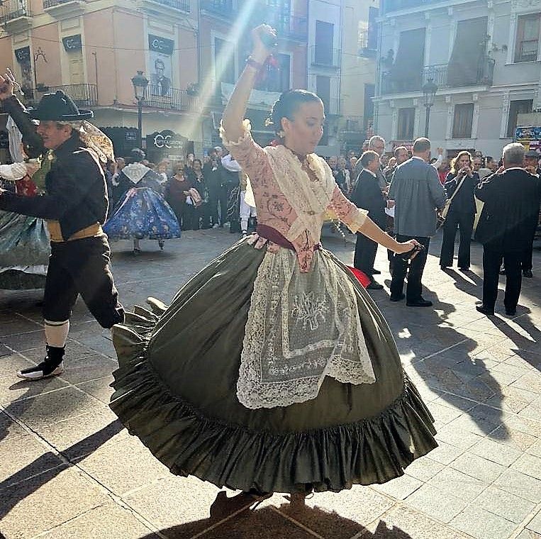 Doctor Collado reúne a falleras mayores infantiles de València en la "dansà"