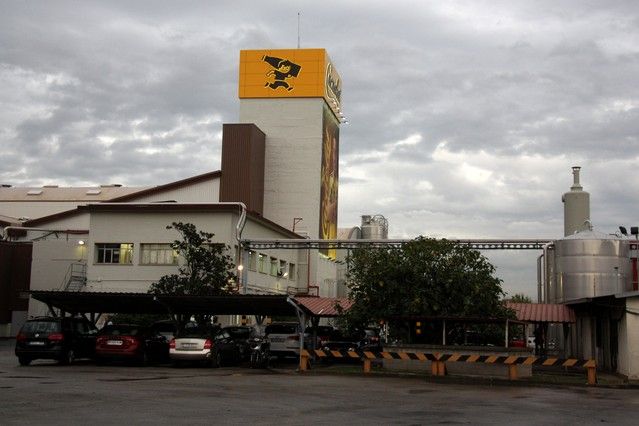 Vista general del exterior de la nueva fábrica de Cacaolat en Santa Coloma de Gramenet.