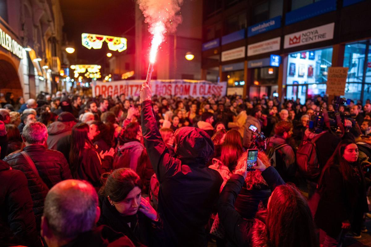 Badalona, 17/12/2025. Sociedad. Manifestación de entidades sociales en defensa de los ocupantes del antiguo instituto B9, concentradas ante el Ayuntamiento de Badalona para protestar contra el desalojo del edificio. Foto: Zowy Voeten / El Periódico