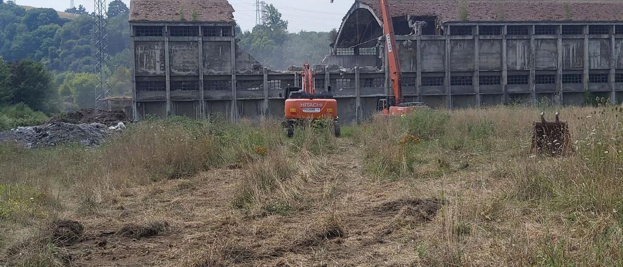 Trabajos de derribo de una de las naves de Nitrastur. | E. P.