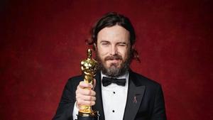 Cassey Affleck posa con el Oscar al mejor actor por su papel en ’Manchester frente al mar’.