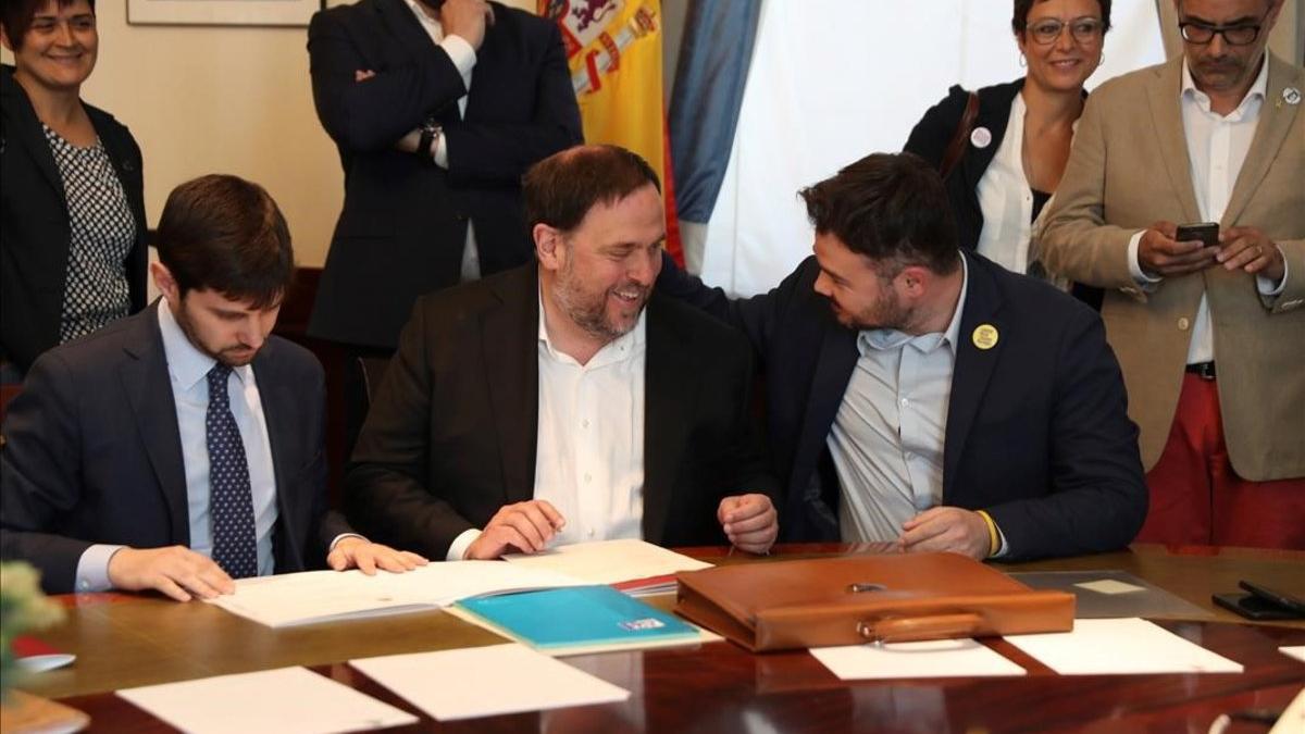 Oriol Junqueras conversa con Gabriel Rufian, en el Congreso de los Diputados