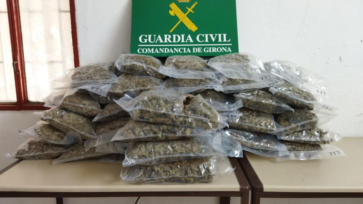 Les bosses de marihuana requisada per la Guàrdia Civil aquest dimarts 1 de juny de 2021 a la Jonquera. (Horitzontal)