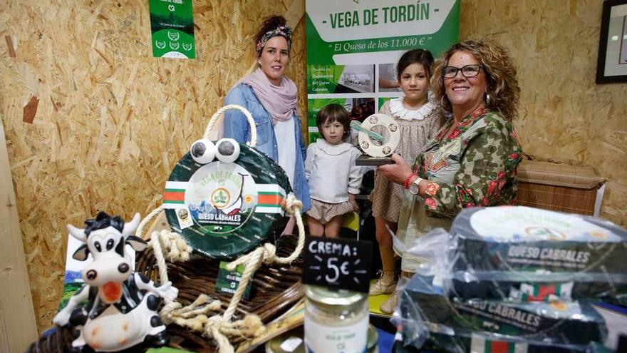 Isabel Cotera y Dorita Díaz, junto a los pequeños Ángela y Martín Álvarez Cotera, ayer, en Avilés, con el premio concedido por la asociación Pláganu.