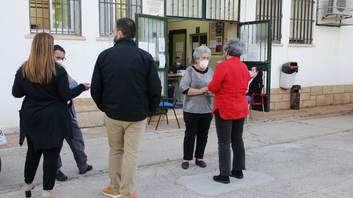 El alcalde, Luis Salaya (de espaldas), junto al gerente del área de salud, David Zambrano, en el último cribado masivo de Aldea Moret.