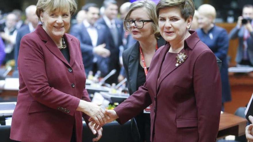 Merkel saluda a la primera ministra polaca, Beata Szydlo, en la cumbre de la UE con Turquía. // Efe