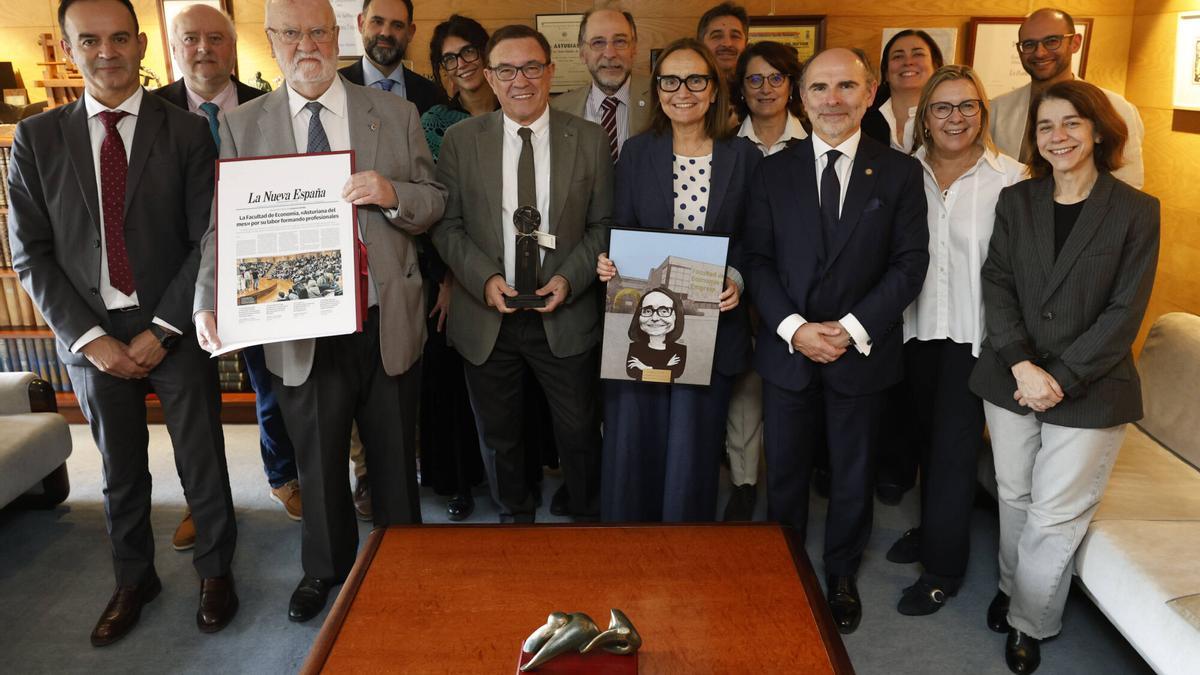 VÍDEO: La Facultad de Economía y Empresa de la Universidad de Oviedo recibe el premio "Asturiano del Mes" de LA NUEVA ESPAÑA