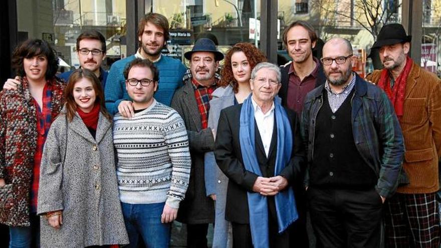 L&#039;elenc d&#039;actors de &quot;L&#039;avar&quot;, amb Joan Pera al costat de Josep Maria Mestres (a la seva esquerra)