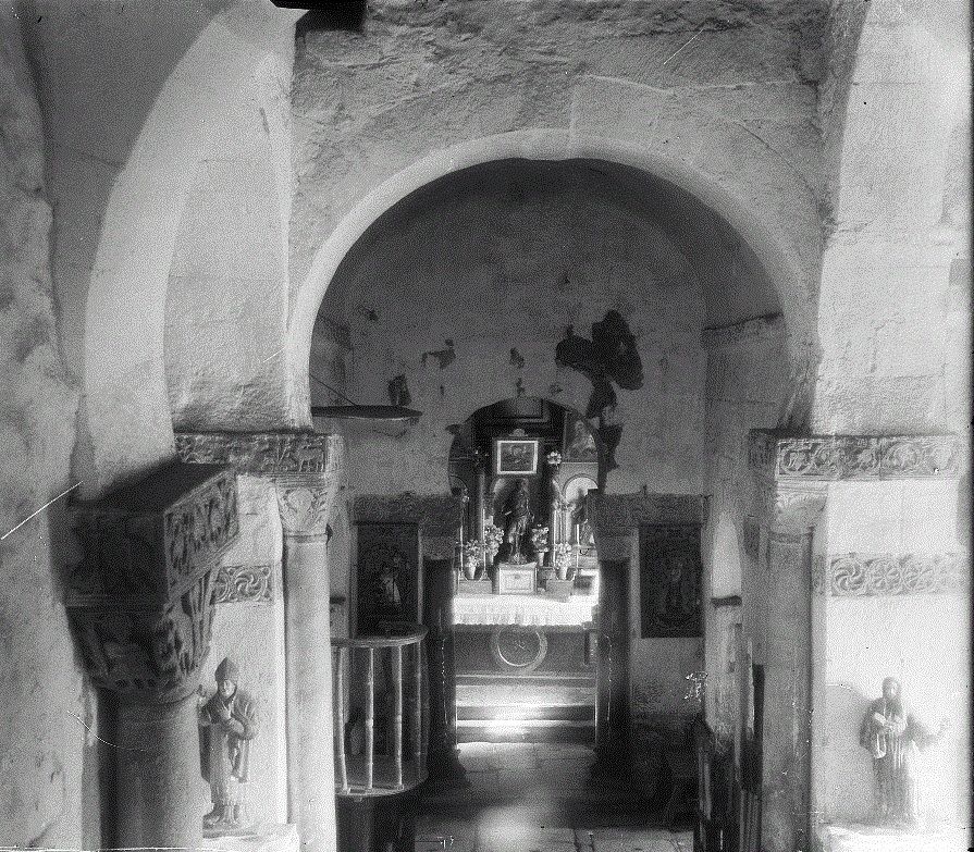 Interior de San Pedro de la Nave antes de su traslado a El Campillo.