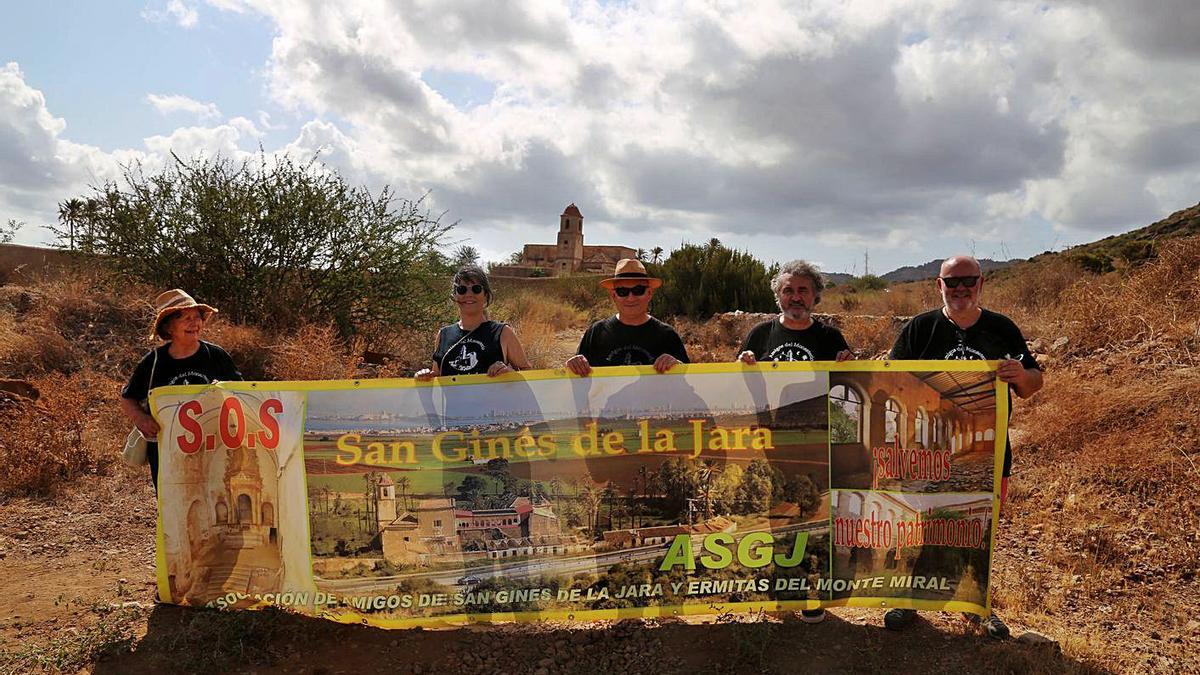 Miembros de la Asociación de Amigos del Monasterio de San Ginés frente al monumento. | JAVIER LORENTE