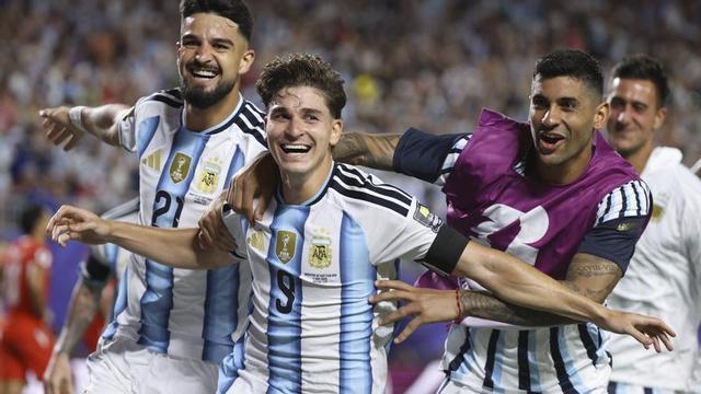 L’Argentina celebra un gol en el partit de quarts de final del Mundial contra Suïssa a Kansas. | KENETH HERNÁNDEZ / EFE