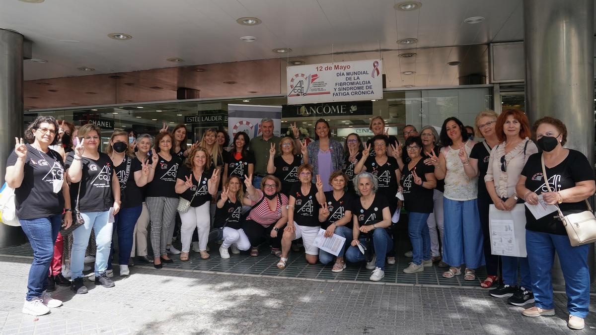 Representantes de Fepamic y de las asociaciones Acofi y SFC, junto a Confesq, en la mesa informativa instalada este viernes en el centro de Córdoba.