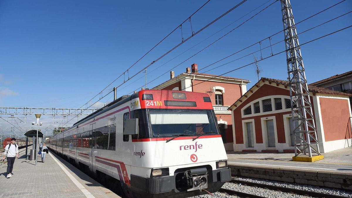 Circulació d&#039;un comboi de Renfe a l’estació de Sant Vicenç