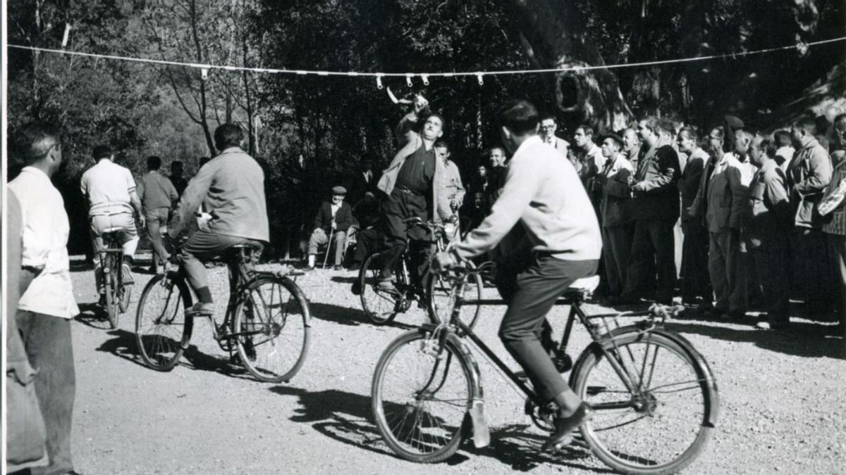 Actividades al aire libre con los pacientes de San Juan de Dios entre los años 50 y 60. | SAN JUAN DE DIOS