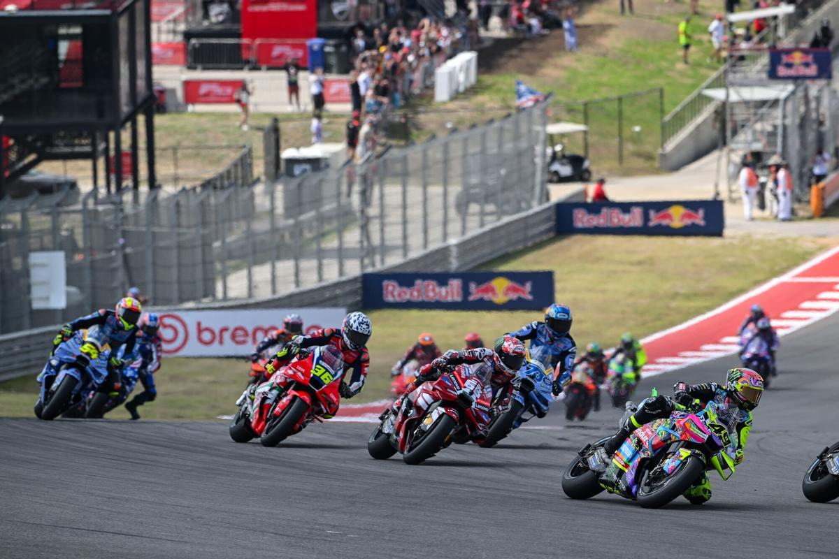 Los pilotos de MotoGP, durante una carrera
