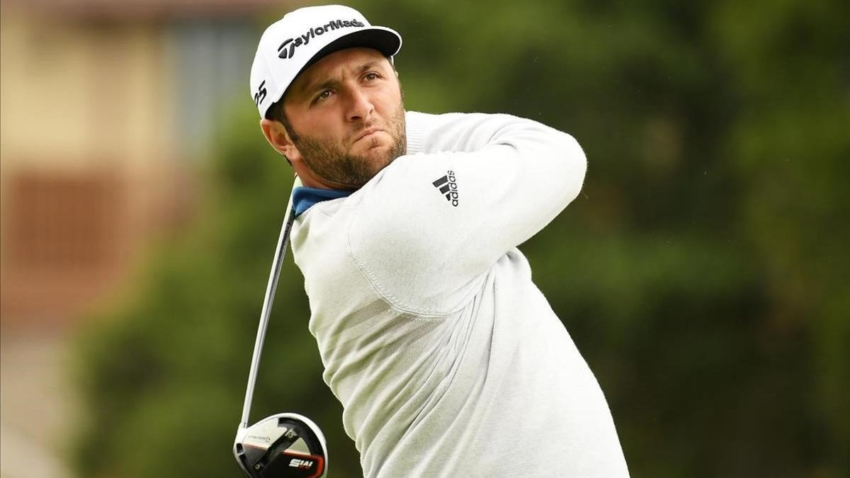 Jon Rahm, en acción, en una última vuelta en Pebble Beach