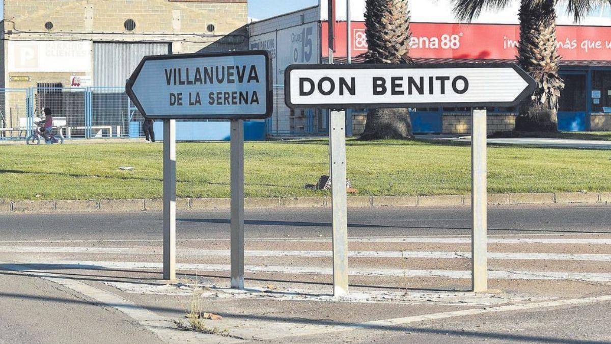 Paneles indicativos de Don Benito y Villanueva.