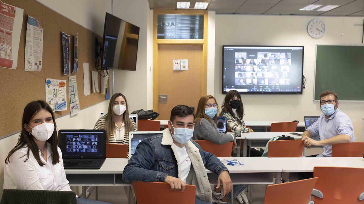 Futuros maestros del CEU, durante una videoconferencia con los universitarios americanos.