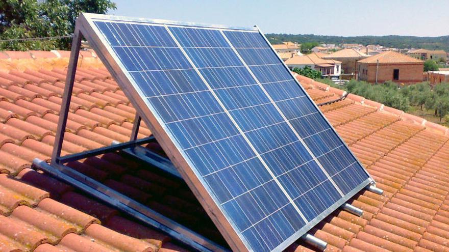 Plaques solars instal·lades a la teulada d&#039;un habitatge
