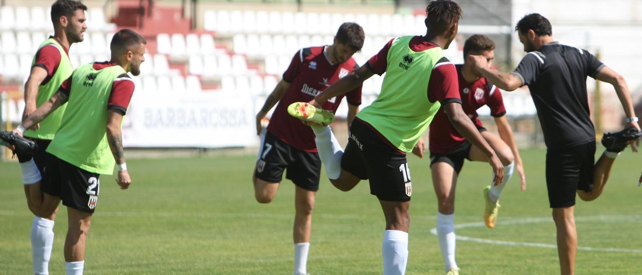 Los jugadores del Mérida calientan antes del partido del pasado domingo.