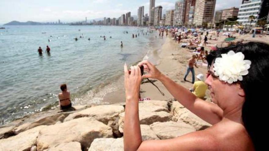 Una turista saca una foto ayer en la playa de Levante de Benidorm.