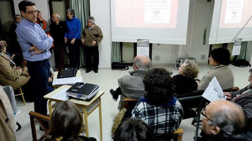 Un momento de la conferencia en la asociación de vecinos.