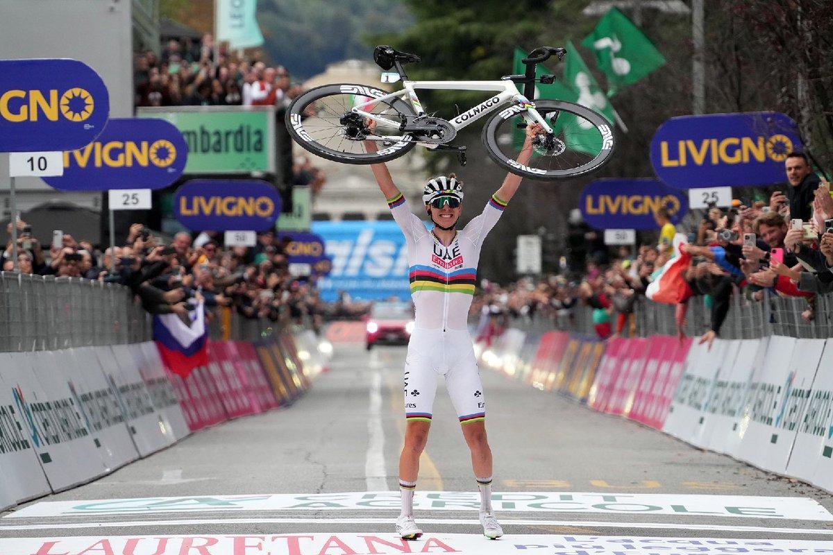 Tadej Pogacar celebra la cuarta victoria en Lombardía.