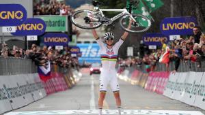 Tadej Pogacar celebra la cuarta victoria en Lombardía.