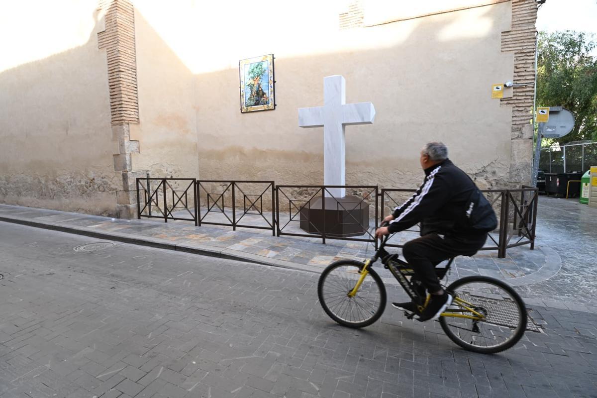 Así ha regresado el munumento de la Cruz de Callosa de Segura en un suelo privado junto a la ermita de Nuestra Señora del Rosario Así ha regresado el munumento de la Cruz de Callosa de Segura en un suelo privado junto a la ermita de Nuestra Señora del Rosario