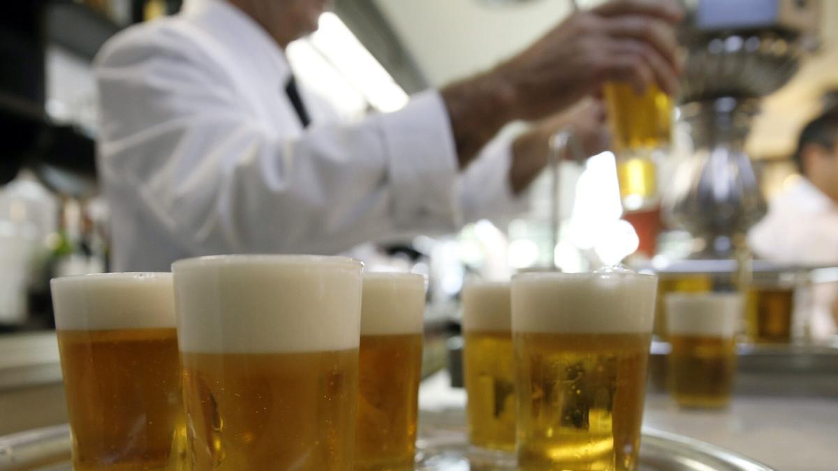 Un camarero prepara cañas de cerveza en Madrid.