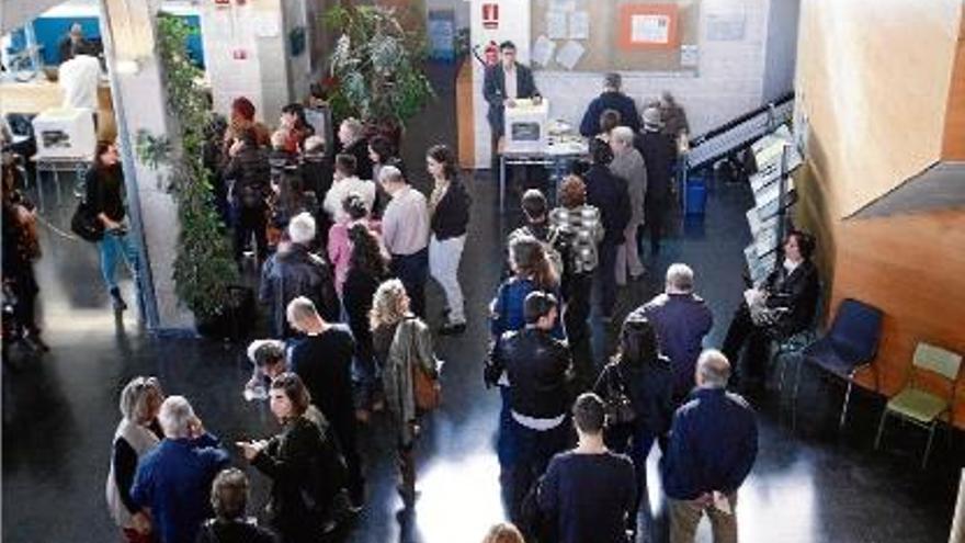 Cues per votar a Banyoles el 9 de novembre de 2014.