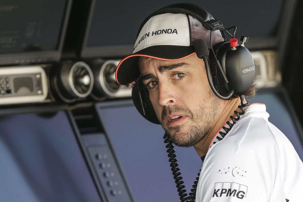 VXH05. Manama (Bahrain), 02/04/2016.- Spanish Formula One driver Fernando Alonso of McLaren-Honda follows the third practice session of the Bahrain Formula One Grand Prix at the Sakhir circuit near Manama, Bahrain, 02 April 2016. The 2016 Formula One Grand Prix of Bahrain will take place on 03 April 2016. (Bahrein) EFE/EPA/VALDRIN XHEMAJ