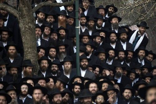 Rabinos del movimiento Jabad-Lubavitch posan para una fotografía de grupo