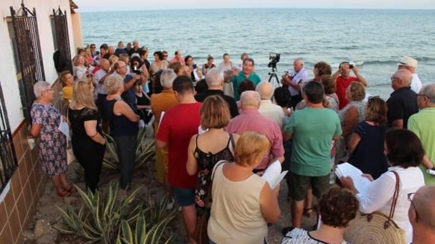 Más de un centenar de personas se reunieron en el barrio de Salamanca de El Pinet para rememorar la popular serenata de habaneras, ofrecida por miembros de la Coral Crevillentina.