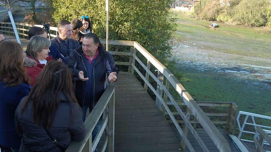 Clemente Bastos habla con la conselleira do Mar, Rosa Quintana, en una visita a Redondela. // FdV