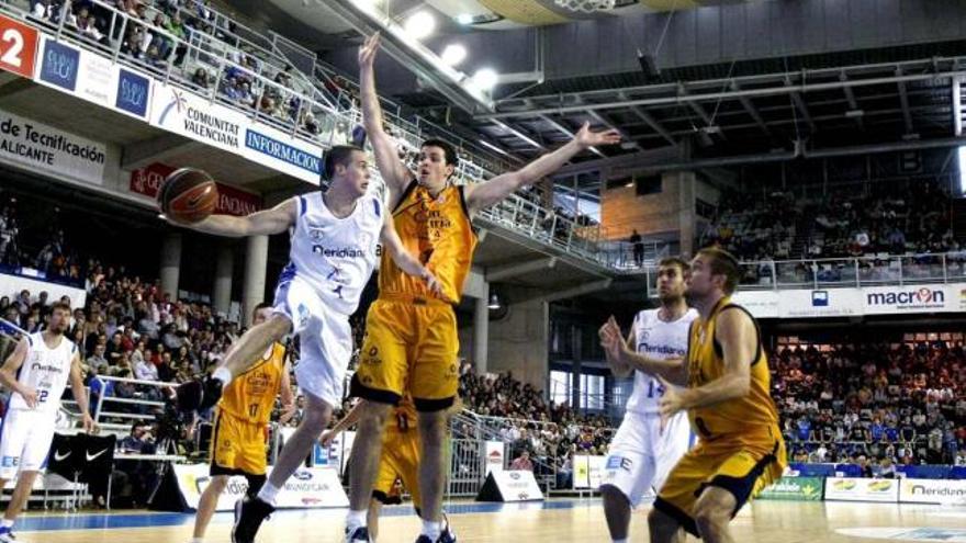 El Gran Canaria ganó ayer en Alicante y ya piensa en el decisivo partido ante el Unicaja.