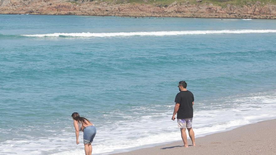 El buen tiempo anima a los coruñeses a acercarse a los arenales