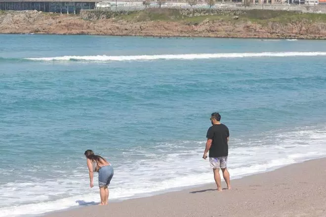 El buen tiempo anima a los coruñeses a acercarse a los arenales