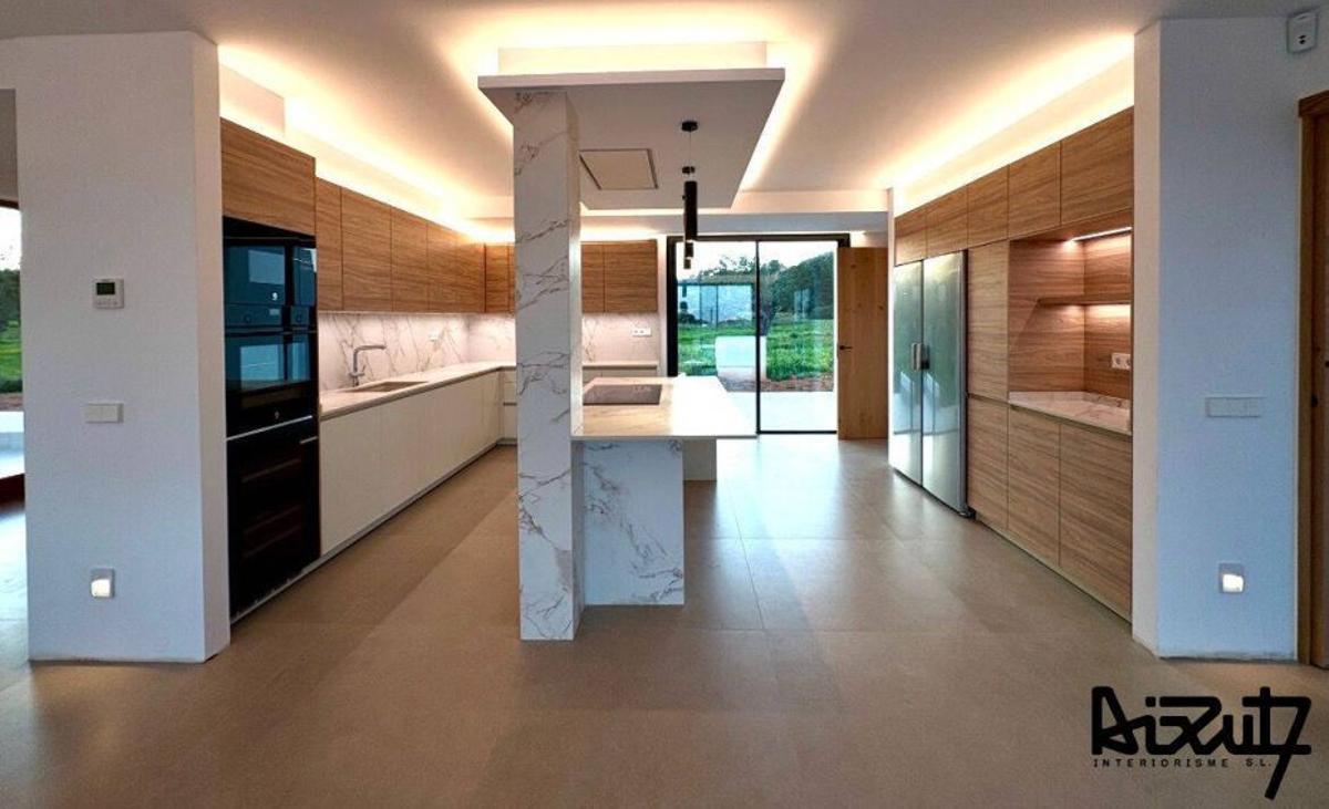 Cocina e interiores de un proyecto de Aixut Interiorisme con revestimientos de Vila Gres.