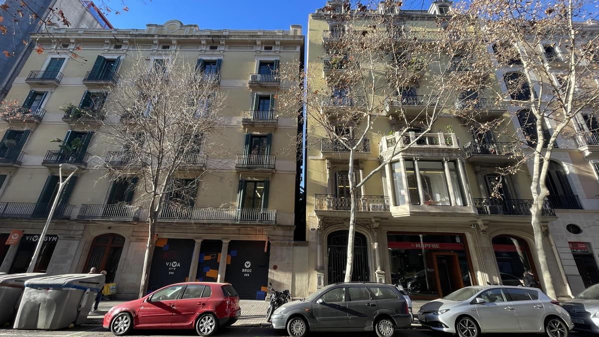 Las fincas 49 y 51 de la calle de Bruc, una promoción inmobiliaria que movió el propo Cerdà y que fue su última residencia en Barcelona.