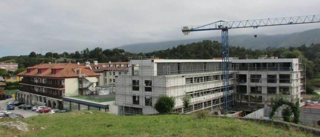 A la derecha, el nuevo edificio del hotel Kaype, y a la izquierda, el antiguo.